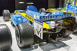 Photo de l'aileron arrière d'une monoplace bleue et blanche
