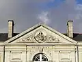 Fronton triangulaire au-dessus du pavillon central