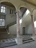 L'escalier d'honneur, vu depuis le niveau du pavement.