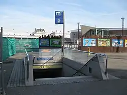 Bouche d'accès de la station Charles de Gaulle avec l'ancienne génération de totem.