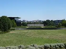Le parc de Beauregard, à l'arrière-plan les tours du Gros-Chêne.