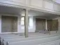 Pierres d'armoiries sous la galerie