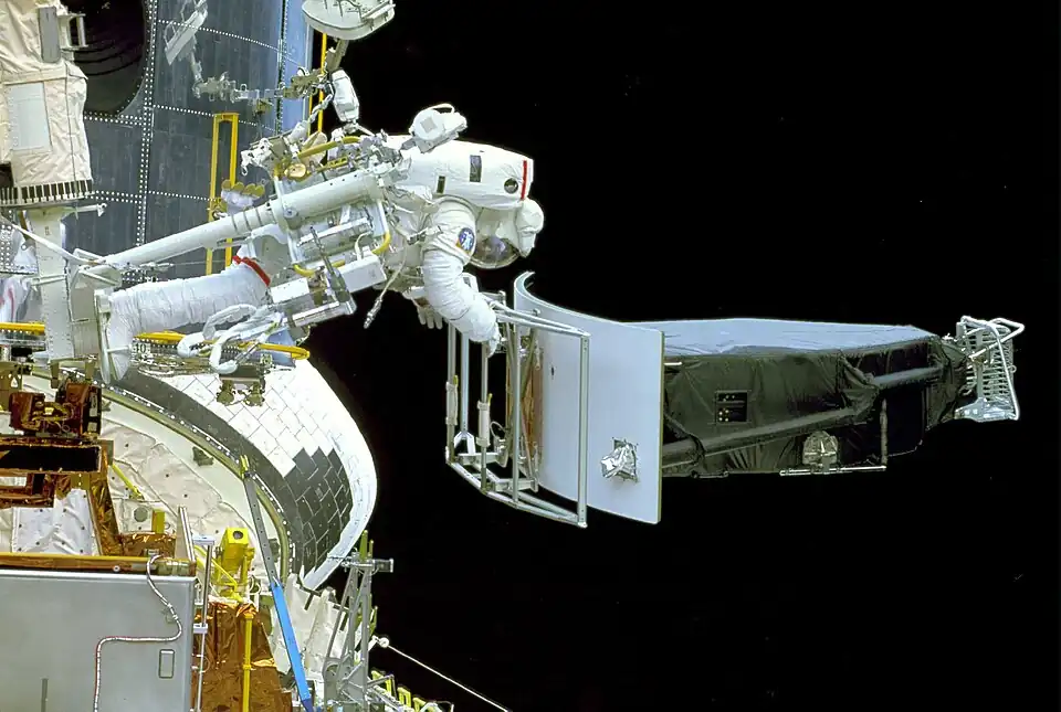Jeffrey Hoffman manipule l'instrument WF/PC1 qui vient d'être retiré du télescope spatial Hubble