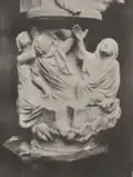 Photographie de trois statues regardant et tendant leurs mains vers le haut.