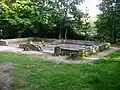 Les ruines de la morgue du camp.