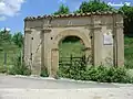 La porte d'entrée d'un ancien château de Teana.