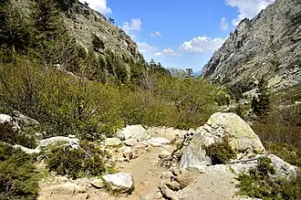 Le sentier de randonnée menant au lac de Melo.
