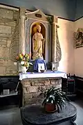 Le retable et l'autel latéral sud.