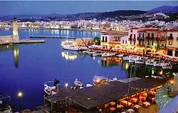 photographie couleurs : un quai de port avec des terrasses de restaurants