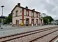 La gare de Retiers vue côté voies du chemin de fer.