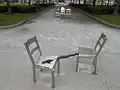 Chaises reliées par le tracé du fleuve Saint-Laurent entre Québec et Montréal.