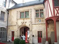 Portail de la façade de l'aile Est de Style Louis XII.