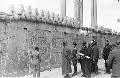 Reza Chah, le prince héritier, et leur équipe, inspectant la partie déterrée de l'Apadana.