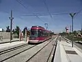 La station de tramway à 4 voies : les deux voies centrales sont réservées à Rhônexpress, les deux voies extérieures à la ligne 3 du tramway de Lyon.