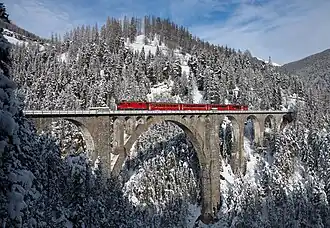 Une locomotive RhB Ge 4/4 II passant sur le pont
