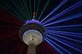 Le Rheinturm illuminé à l'occasion du 70e&nbsp;anniversaire de la Rhénanie-Westphalie.