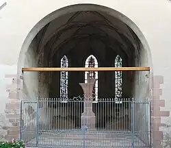 Chœur gothique, vestige de l'ancienne église du XVIe&nbsp;siècle détruite lors des combats de décembre 1944.