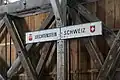 Indication de la frontière au milieu du pont, le Liechtenstein sur la gauche, la Suisse sur la droite.