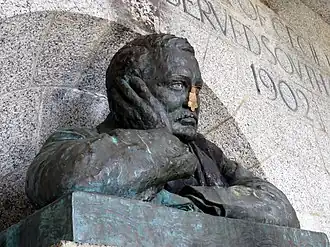 Le buste de Rhodes en octobre 2015, après que son nez ait été tranché par des inconnus (remis en état en 2018 par un sculpteur local).