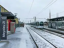 La station de Meyzieu Z.I. est à quatre voies. Les deux voies les plus au sud sont masquées par la rame Citadis du T3 qui quitte son terminus.Chaque quai de départ dispose de ses mobiliers urbains et automates de billetterie propres à sa ligne.