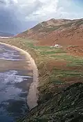 Ce relief qui ressemble à une plage surélevée à Rhossili (pays de Galles), est en fait une terrasse de solifluxion.