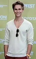 Rhys Wakefield interprète Graham « Gra » Morrison