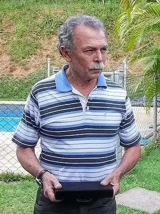 Portrait à mi-corps.