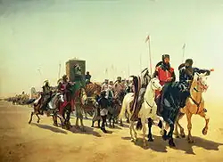 File de cavaliers progressant dans le désert. Des dromadaires portent des howdahs.