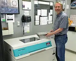 Description de l'image Richard Lenski with Long-Term Flasks and Incubator on May 26, 2016.jpg.