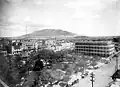 Vue de l'extrémité sud de la chaîne Franklin depuis El Paso, montrant la fin abrupte de la chaîne, sa pente inclinée vers l'ouest et les dépôts de bolson en terrasses de chaque côté (1908).