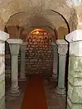 Crypte, escalier au fond à gauche