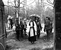 Les funérailles militaires de Manfred von Richthofen sont présidées par des officiers de l’escadron numéro 3 de la RAAF qui portent son cercueil au cimetière de Bertangles en France, le 22 avril 1918.