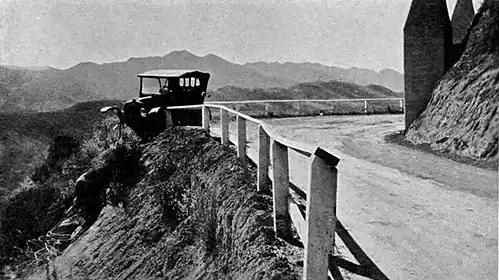 Un garde-corps sauve un véhicule d'une longue chute en Californie (1920).