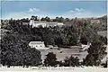 Le château de la Porte-Neuve au début du XXe&nbsp;siècle (carte postale colorisée).