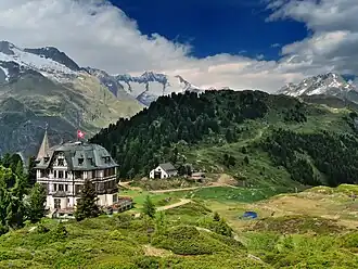 Vue du Zenbächenhorn (à l'extrême gauche) depuis les environs de la villa Cassel, à Riederalp.