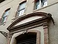 Le fronton du portail.