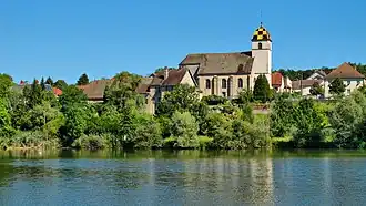 L'église au-dessus des étangs.