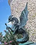Statue de basilic dans la cour