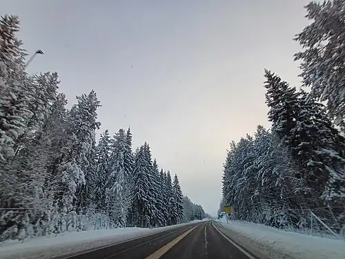 La Rv3 près de son croisement avec la route régionale 24 à Korsbakken.