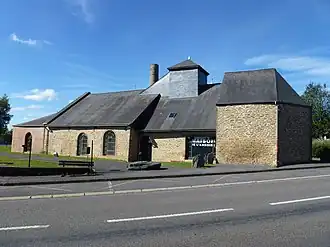 Photographie d'un bâtiment industriel rénové et transformé en musée