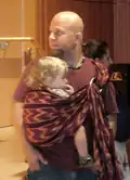 Un père américain porte son fils