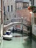 Ponte de la Malvasia Vecchia sul rio Menuo reliant le sotoportego éponyme à la Calle del Cafetier