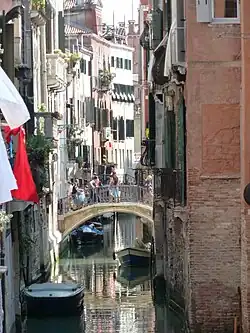 Ponte Santa Maria Mater Domini reliant le campo éponyme et le Ramo calle de la Regina.