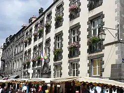 Façade de l'hôtel de ville sur rue