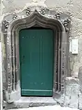 Porte du XVe&nbsp;siècle encadrée de trois tores rue Saint-Antoine à Riom.