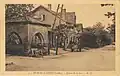 Le porche, à côté la forge maréchalerie Lapeyre. Cliché des années 30/40, carte postée en 1946.