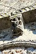 Homme nu à genou avec une bête.