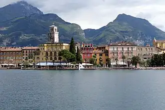Le bourg, vu du lac.
