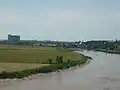 L'échancrure de la zone d'évitement au second plan dans la rive gauche face au quai et au fond l'imposant silo de stockage de céréales de la SICA.