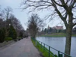 Les routes longeant les berges isolent le milieu aquatique du reste du paysage.